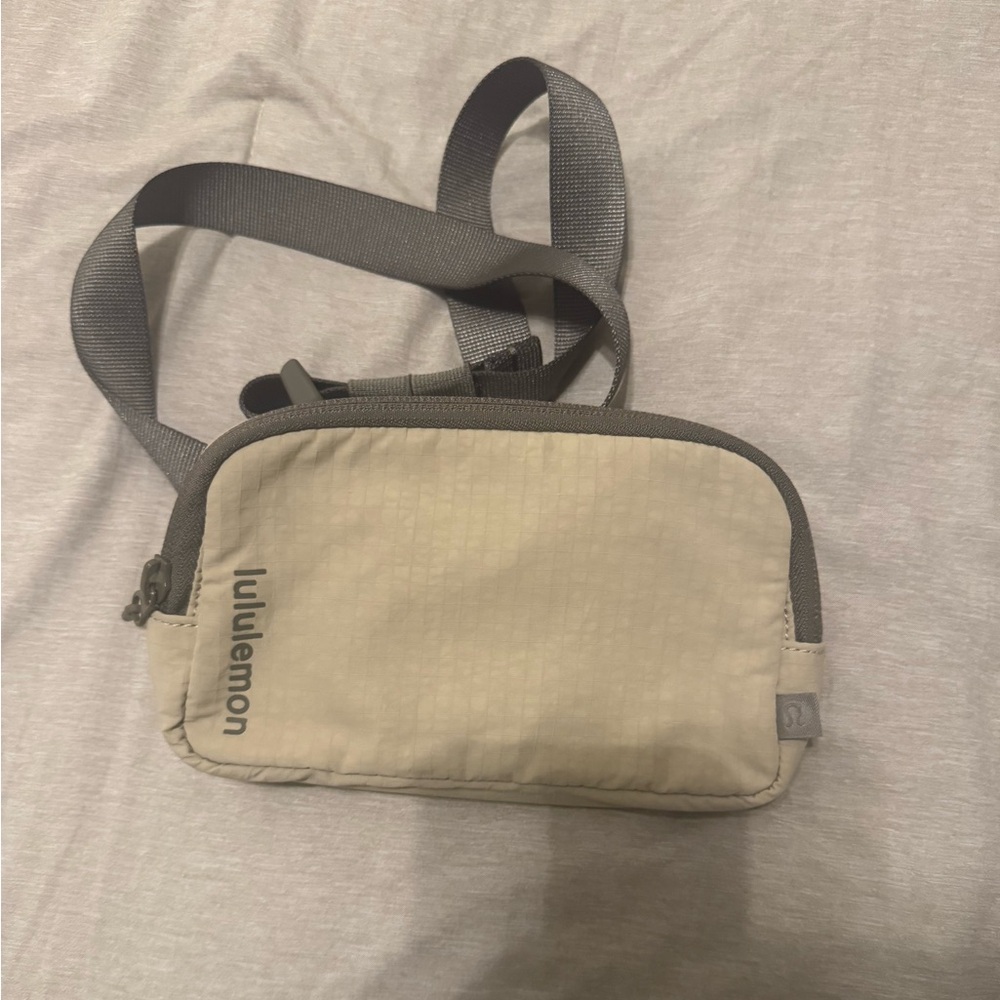 Trench mini lululemon belt bag